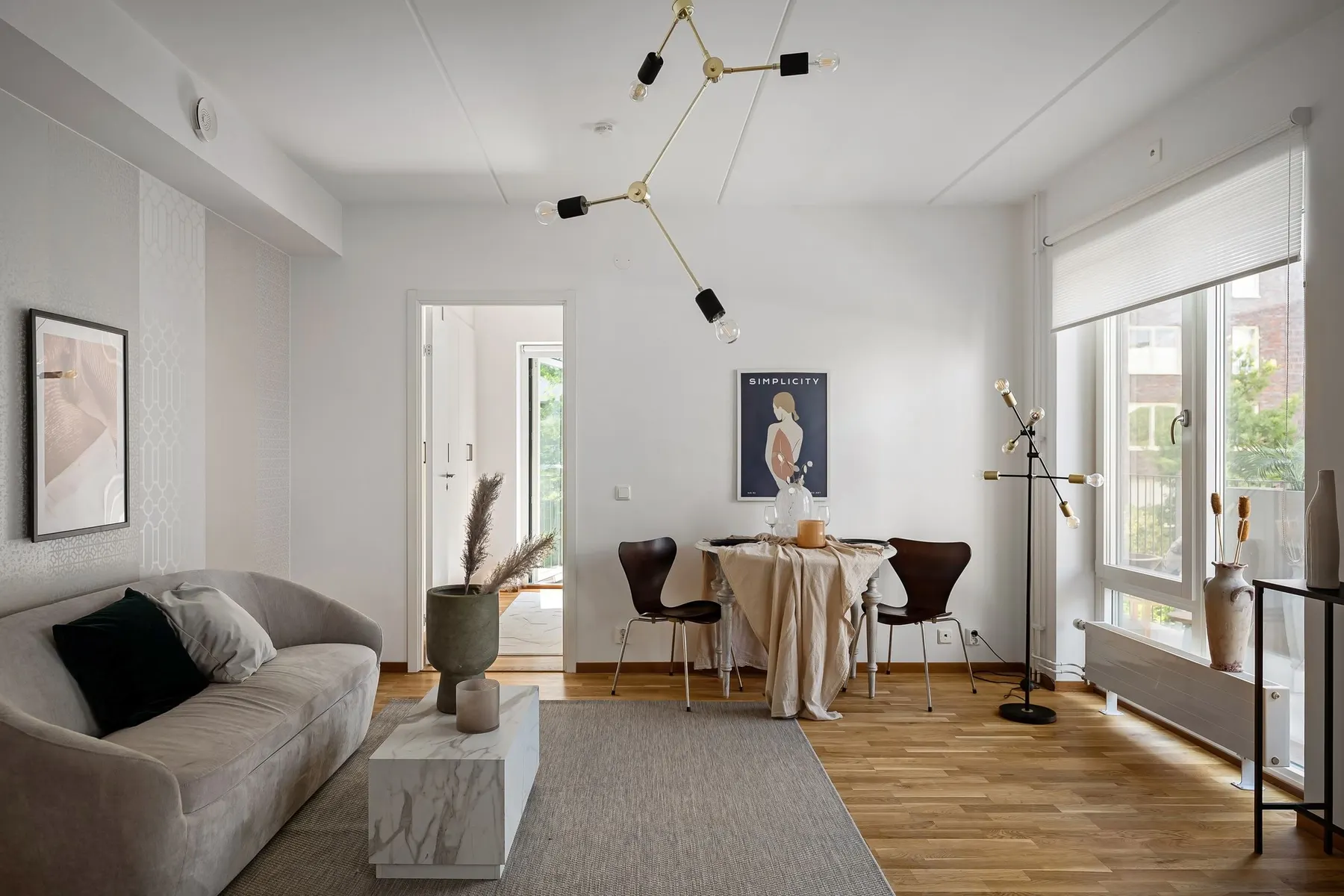 Licht appartement met witte muren, wit plafond en groot raam