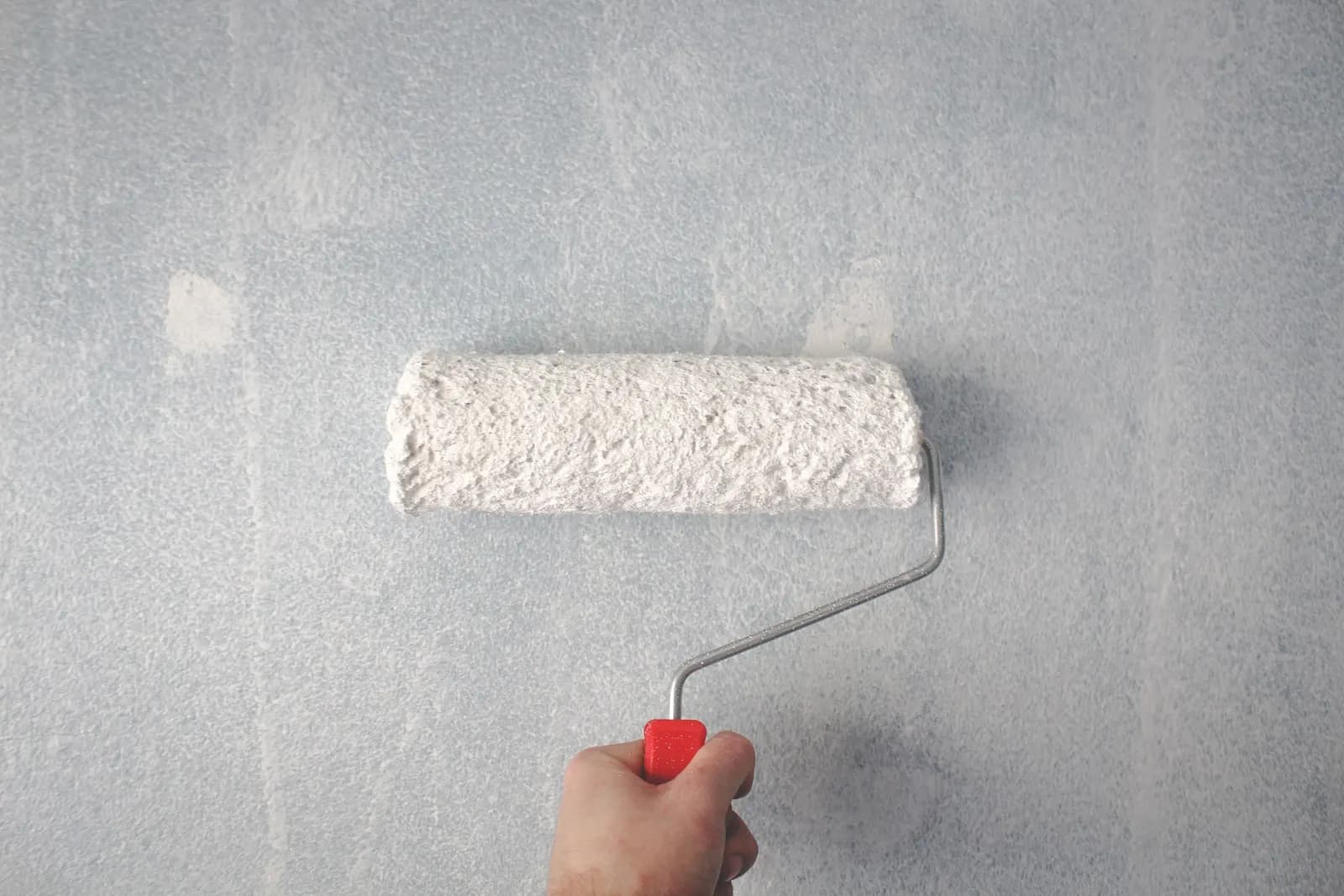 Verfroller brengt een egale laag aan op een wand